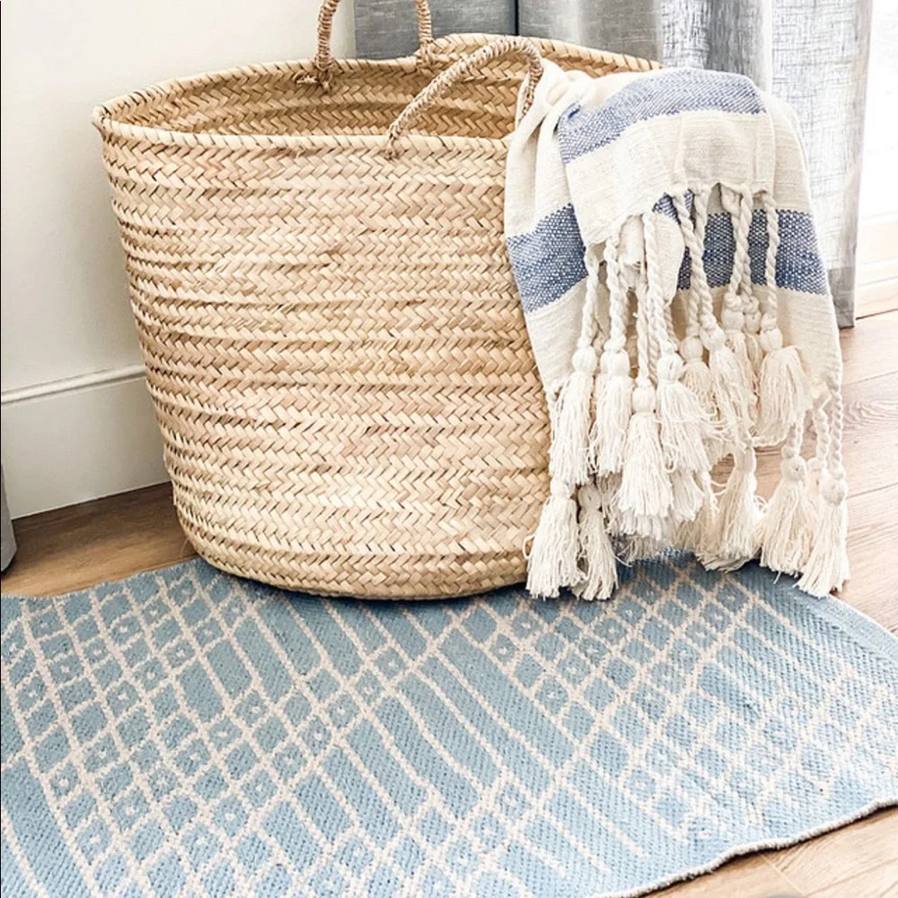Brand new boutique Classic light blue/Creme rug super soft great gift